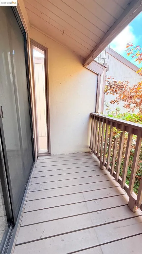 Alameda, California 94501, United States, 2 Bedrooms Bedrooms, ,2 BathroomsBathrooms,Residential,Active,242424