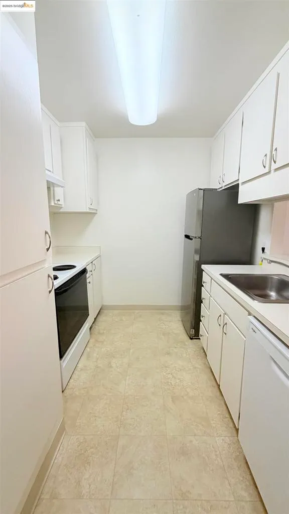 Alameda, California 94501, United States, 2 Bedrooms Bedrooms, ,2 BathroomsBathrooms,Residential,Active,242424