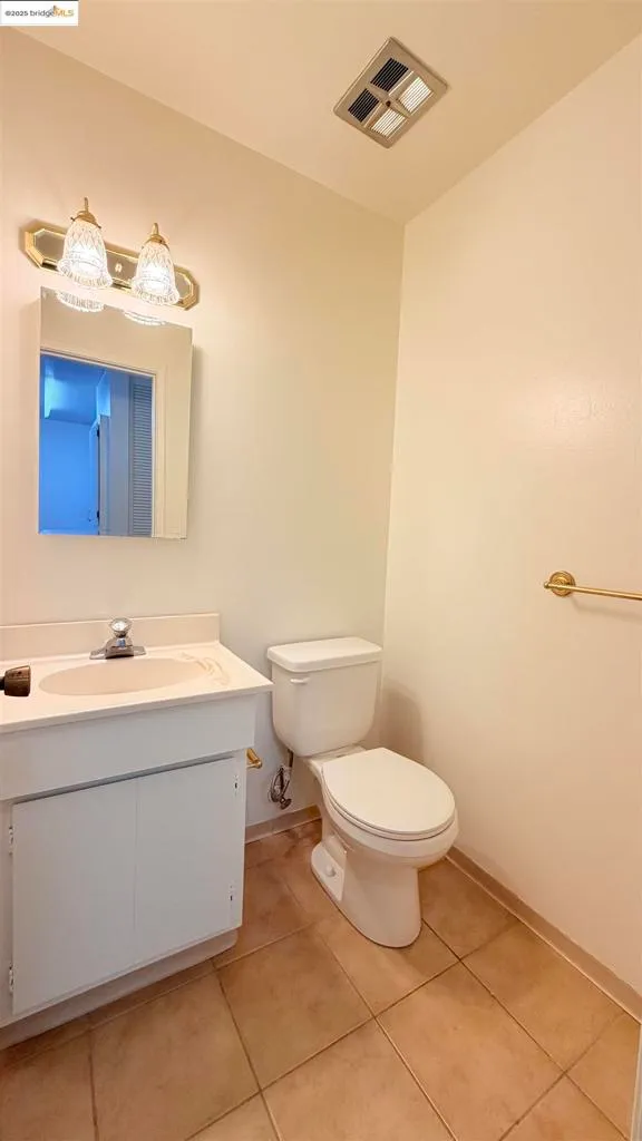 Alameda, California 94501, United States, 2 Bedrooms Bedrooms, ,2 BathroomsBathrooms,Residential,Active,242424