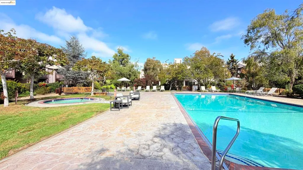 Alameda, California 94501, United States, 2 Bedrooms Bedrooms, ,2 BathroomsBathrooms,Residential,Active,242424