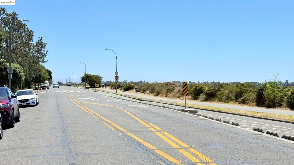 Alameda, California 94501, United States, 2 Bedrooms Bedrooms, ,2 BathroomsBathrooms,Residential,Active,242424