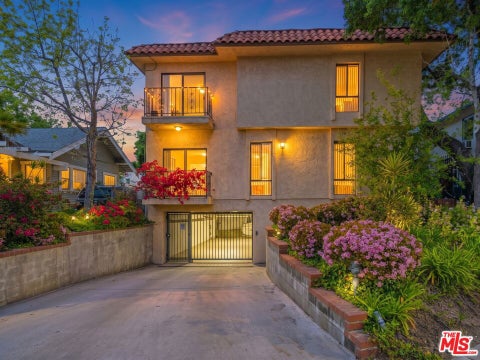 Photo of 1246 E Lexington Drive #6, Glendale, CA 91206 (MLS # 26997729)
