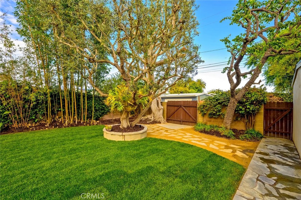 1962 Fullerton Avenue