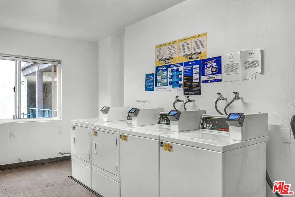 Encino, California 91316, United States, 1 Bedroom Bedrooms, ,2 BathroomsBathrooms,Residential,Active,233020