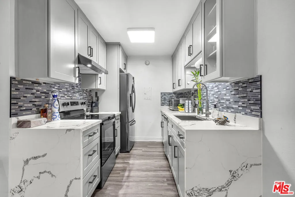 Encino, California 91316, United States, 1 Bedroom Bedrooms, ,2 BathroomsBathrooms,Residential,Active,233020