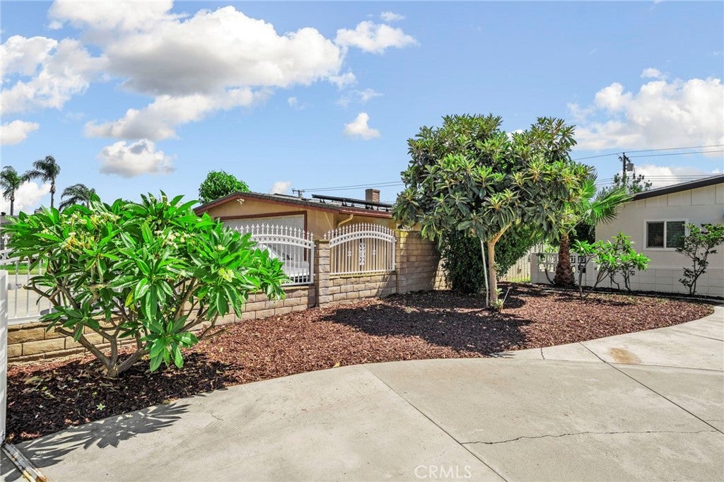 1532 E Rowland Avenue