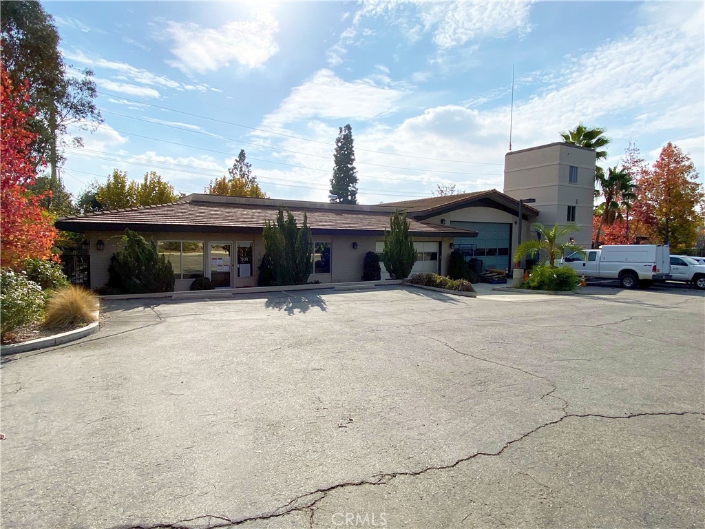 Office/ R&D/ Flex Building for Lease
Available: 9,317 square feet
Rental Rate: Negotiable
Lease Type: Triple NNN
Parking: 4/1,000
Offices: 9 Private + Large Bullpen
Possession: Available within 30 days
- Immediate proximity to the 210 freeway with Baseline Road frontage
- A short drive to the Claremont Village, Claremont Colleges. and the Claremont Wilderness Park
- Includes 3 ADA complaint restrooms. kitchenette, conference room. reception, bullpen, and two storage warehouses with roll-up doors