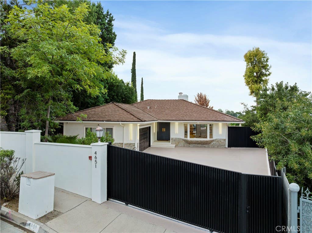 Photo of 4651 Ellenita Ave., Tarzana, CA 91356 (MLS # SR26085401)