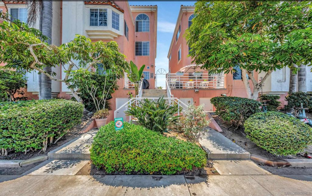 BEAUTIFUL 3 BEDROOM 2 1/2 BATH HOME 2 BLOCKS FROM THE BEACH, LIVING ROOM AND MASTER BEDROOM HAS FIREPLACES THE ROOF DECK HAS OCEAN VIEWS,LAMINATE WOOD AND TILE FLOORS , KITCHEN HAS LARGE ISLAND ,STAINLESS STEEL APPLIANCES , ON LOCKBOX GO SHOW. RECENT APPRAISAL IS AT $ 750,000