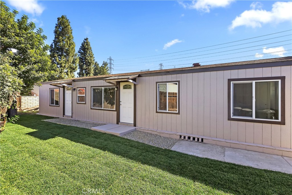 Unique Duplex Opportunity in The Highly Desirable Rancho Mediterrania Community!
Welcome to this beautifully remodeled (approximately 3 years ago) 4-bedroom, 3-bathroom home with bonus room, nestled in the gated community of Rancho Mediterrania in Colton, CA—where you own the land and enjoy resort-style amenities like a clubhouse and pool.
This manufactured home on a permanent foundation offers a rare layout functioning as a duplex, perfect for multi-generational living, rental income, or a spacious setup for a large family. Live in one side and rent out the other!
Remodeled just three years ago, the home features:
Modern quartz countertops and newer cabinetry in the main kitchen,
Stylish flooring throughout,
Sleek recessed lighting,
A renovated master bathroom,
And most recently, fresh interior paint throughout the entire home.
The home offers approximately 1,248 square feet of flexible living space with a perfect blend of comfort and style all located in a wonderful neighborhood that includes three private gated entries into the community for added security and convenience. Centrally located close to shopping, restaurants, dinning and the 10/215 freeway.
Don't miss this rare opportunity to own a versatile, income-generating property in one of Colton’s most sought-after neighborhoods!