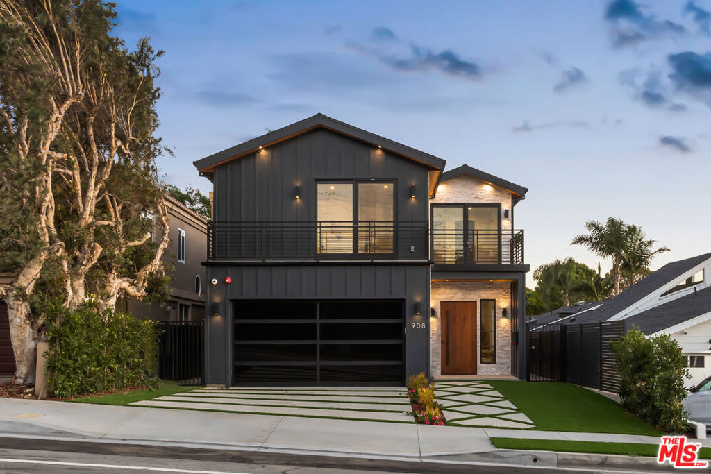908 Rosecrans Avenue