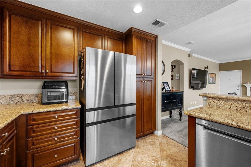 listing image 130727398703020356463