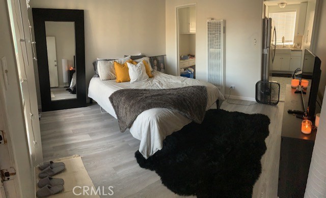 Remolded Nice Studio with Laminate Wood Floors & a Big Window in the Living Area!
Owner pays water only, Tenant pays all other utilities electric, gas, trash, cable/internet, etc .
Modern refrigerator, oven and microwave included.
Community Laundry.
No Parking Available.