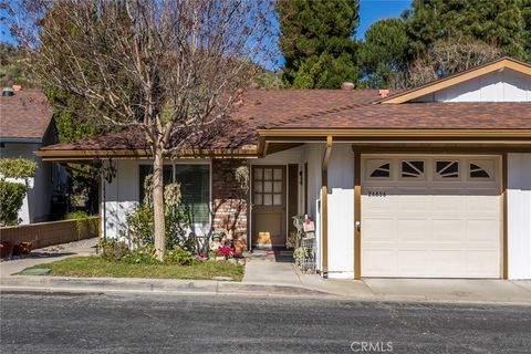 Photo of 26856 Oak Branch Circle, Newhall, CA 91321 (MLS # SR26020998)