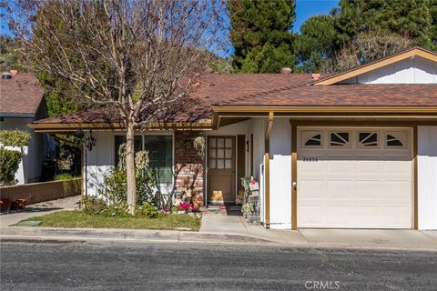 Photo of 26856 Oak Branch Circle, Newhall, CA 91321 (MLS # SR26020998)