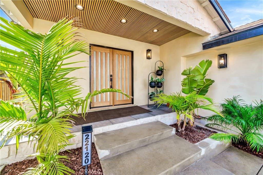 Photo of 22120 Costanso Street, Woodland Hills, CA 91364 (MLS # SR26185243)