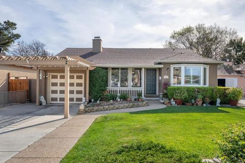 Photo of 18 Yarnall Place, Redwood City, CA 94063 (MLS # ML82038659)