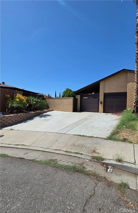 Photo of 1216 Hampton Circle, Corona, CA 92882 (MLS # DW26222997)