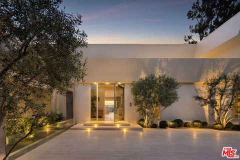 Photo of 1557 Tower Grove Drive, Beverly Hills, CA 90210 (MLS # 26697037)