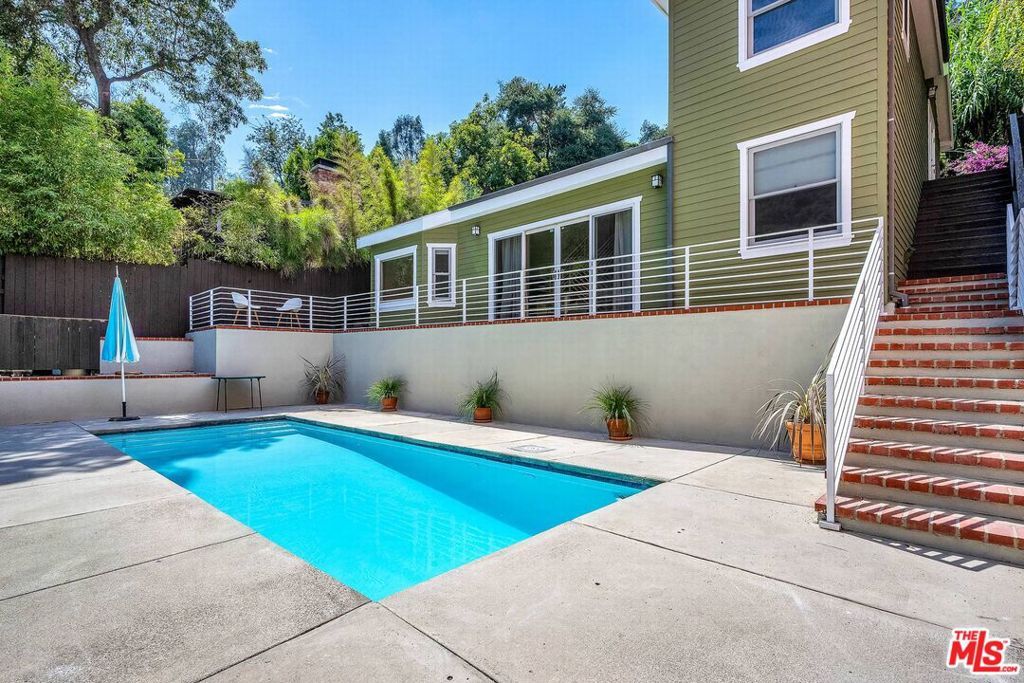 Photo of 8621 Lookout Mountain Avenue, Los Angeles, CA 90046 (MLS # 25583351)