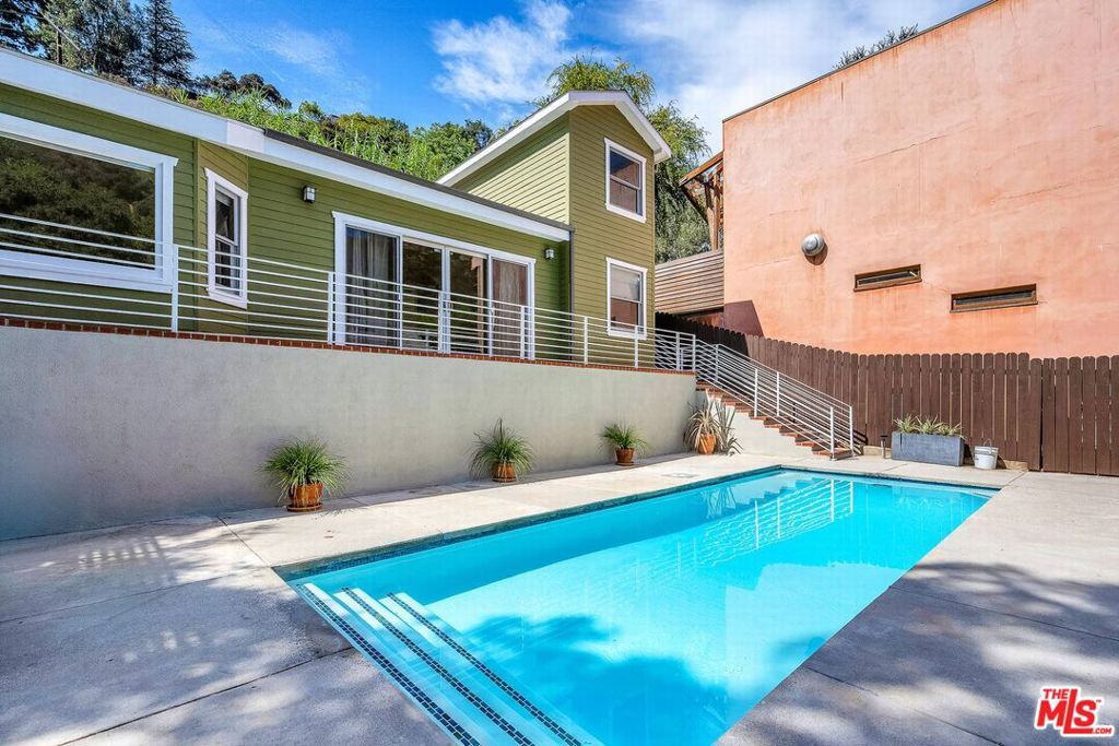 Photo of 8621 Lookout Mountain Avenue, Los Angeles, CA 90046 (MLS # 25583351)