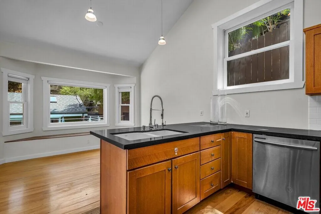 Los Angeles, California 90046, United States, 3 Bedrooms Bedrooms, ,3 BathroomsBathrooms,Residential,Active,201166