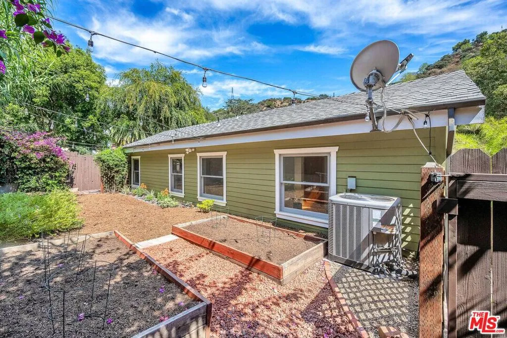 Los Angeles, California 90046, United States, 3 Bedrooms Bedrooms, ,3 BathroomsBathrooms,Residential,Active,201166