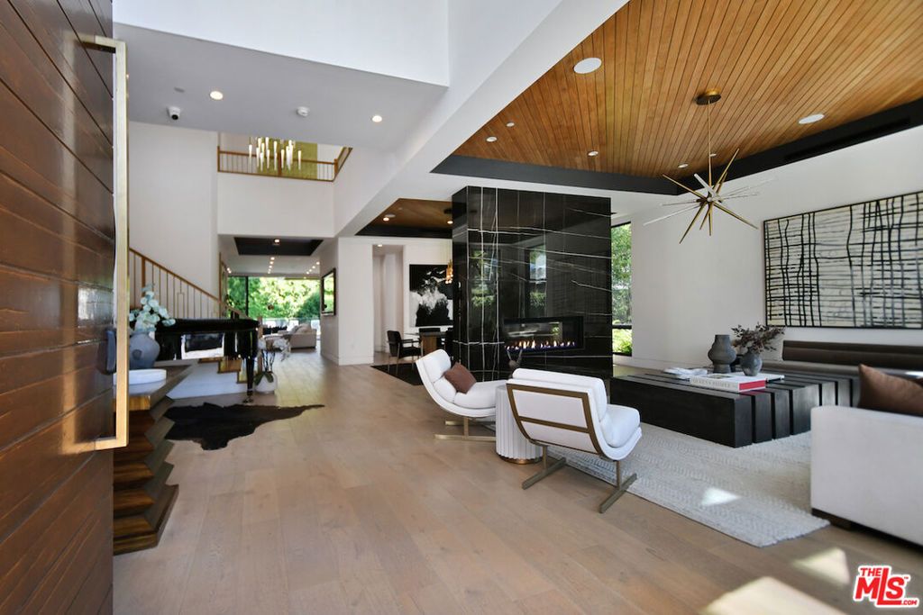 Photo of 4544 Woodley Avenue, Encino, CA 91436 (MLS # 25600165)