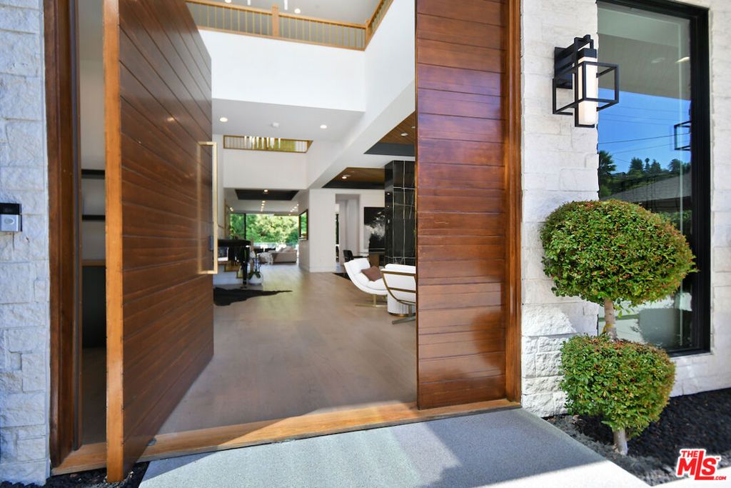 Photo of 4544 Woodley Avenue, Encino, CA 91436 (MLS # 25600165)