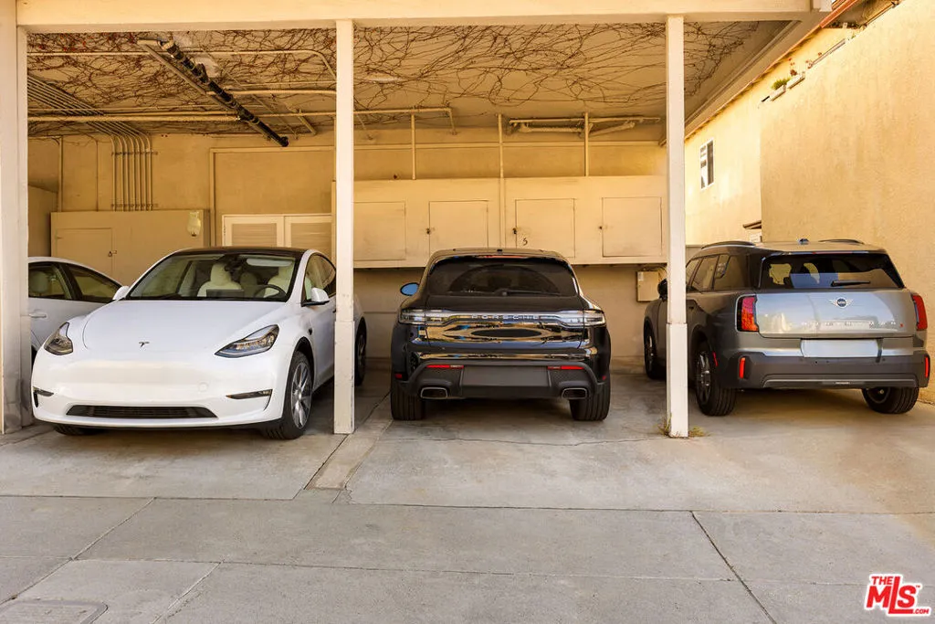 Santa Monica, California 90403, United States, 2 Bedrooms Bedrooms, ,2 BathroomsBathrooms,Residential,Active,232637