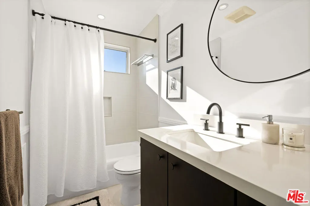 Santa Monica, California 90403, United States, 2 Bedrooms Bedrooms, ,2 BathroomsBathrooms,Residential,Active,232637