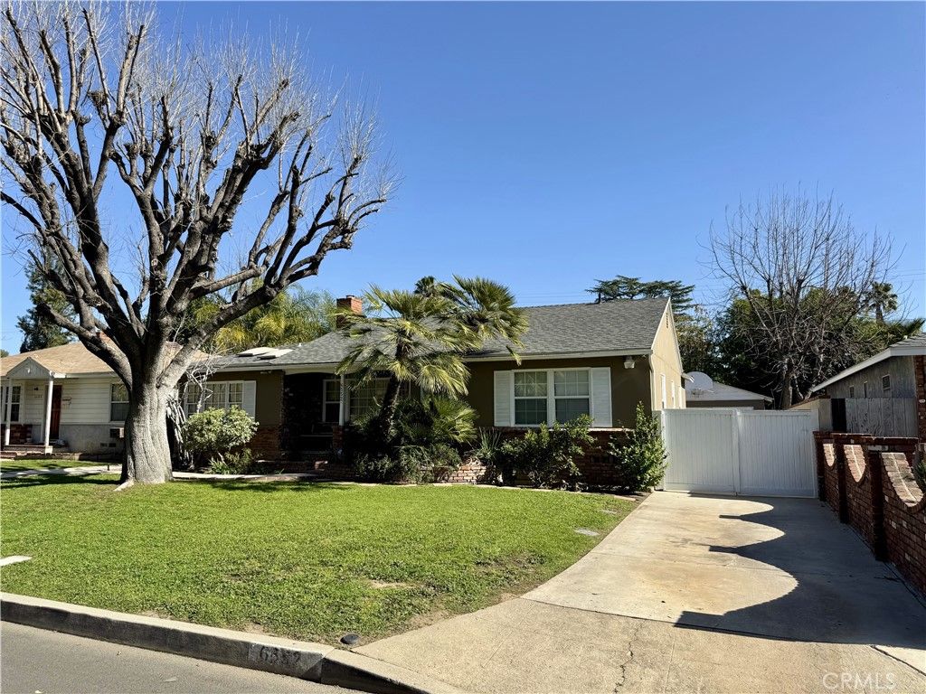 Photo of 6552 Aqueduct Avenue, Van Nuys, CA 91406 (MLS # SR26008261)