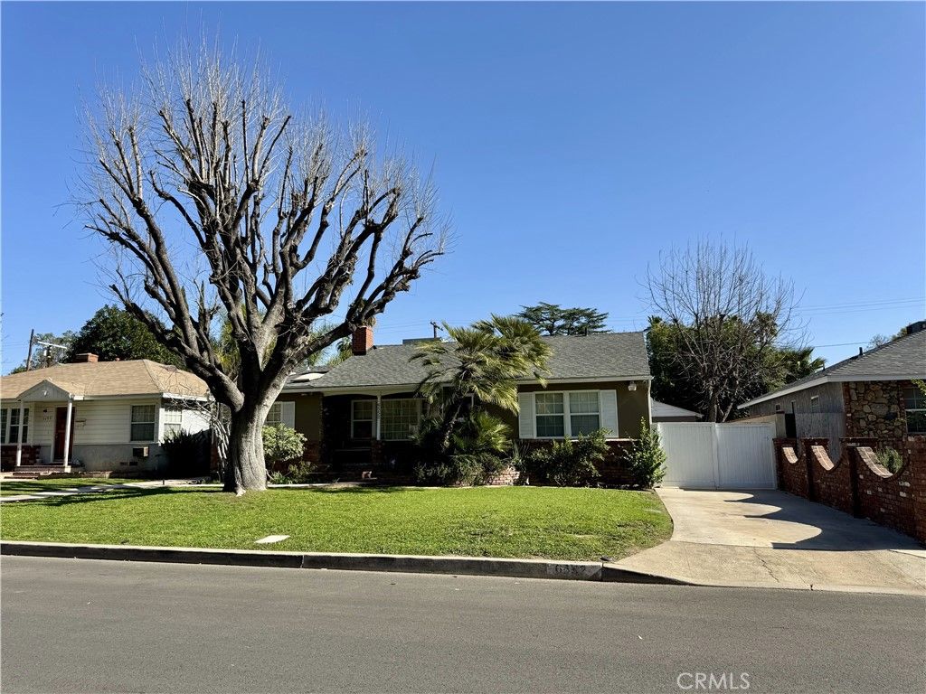 Photo of 6552 Aqueduct Avenue, Van Nuys, CA 91406 (MLS # SR26008261)