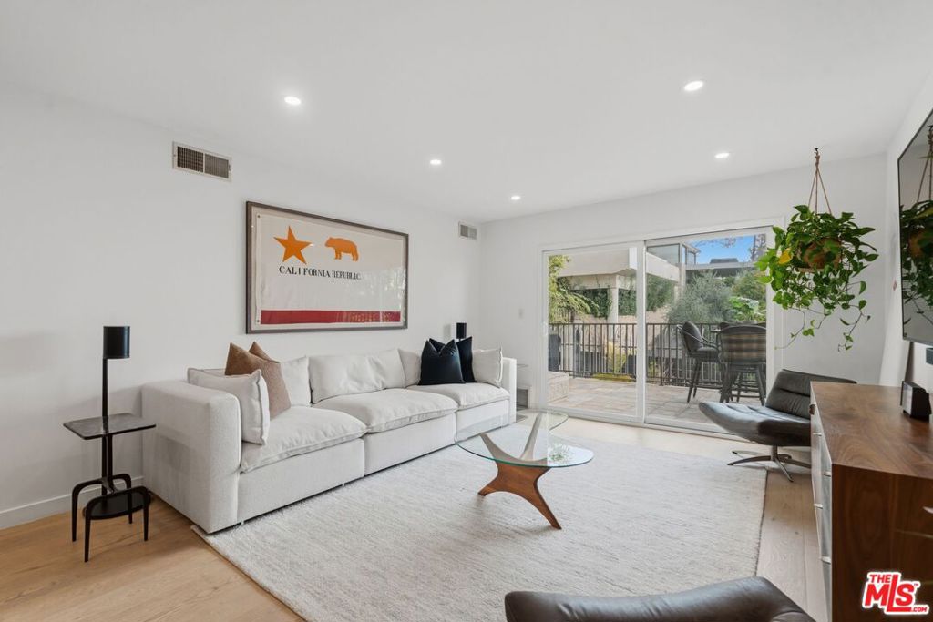 1230 Horn Avenue 305