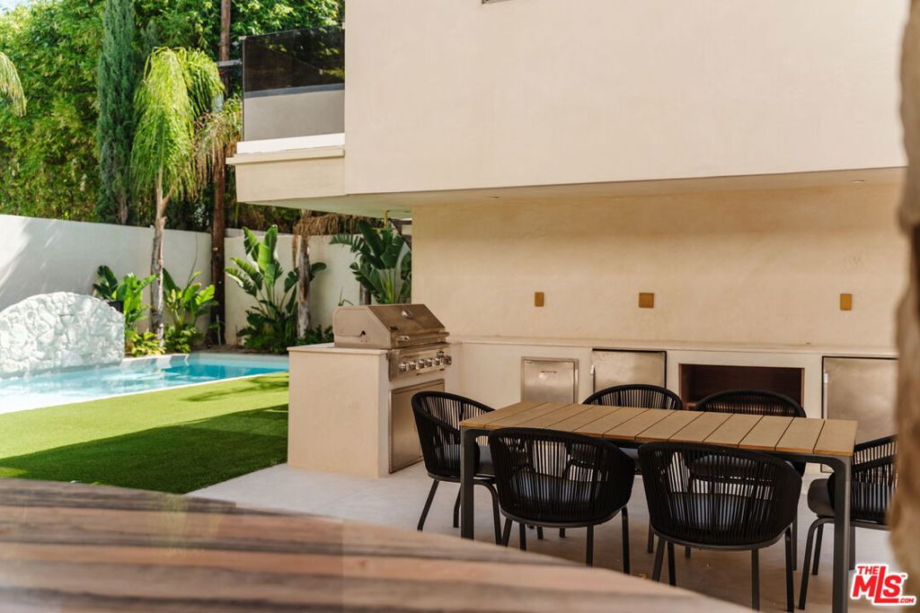 800 N La Jolla Avenue