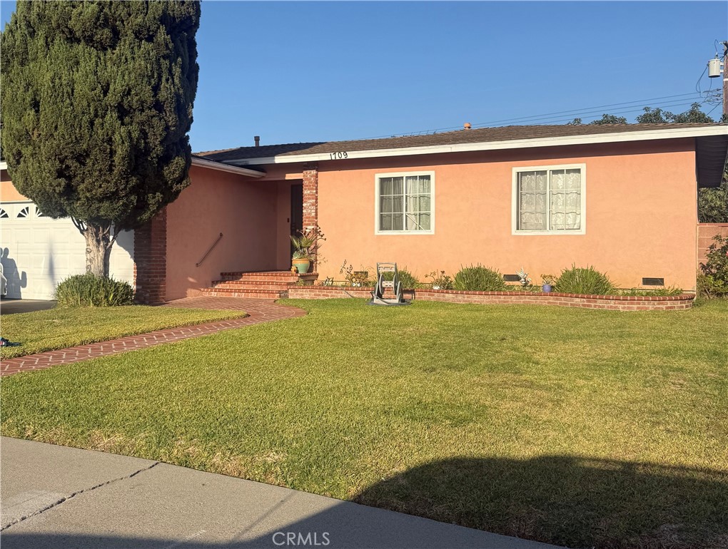 This 3 bedroom, 1 bath single-family home located in Santa Ana offers a good size living room, good size kitchen and private backyard perfect for relaxing and entertaining. Situated in a nice neighborhood 3 minutes away from Mater Dei High School, walking distance to grocery stores and restaurants. Don't miss out on this great opportunity!
