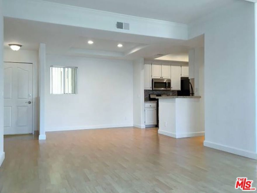 *PLEASE SEE PRIVATE REMARKS BEFORE CALLING LA1!*  THIS IS A BEAUTIFUL UNIT IN AN EXCELLENT BUILDING ON ONE OF THE BEST STREETS IN SHERMAN OAKS! UNIT FEATURES LUXURIOUS AMENITIES SUCH AS STAINLESS STEEL APPLIANCES, GRANITE COUNTERTOPS, WASHER/DRYER IN UNIT, NEWER FLOORING, WALK IN CLOSET, CENTRAL AC/HEAT, HIGH CEILINGS, FIREPLACE, GATED PARKING AND MORE!  *PHOTOS MAY BE OF A SIMILAR UNIT IN THE BUILDING*