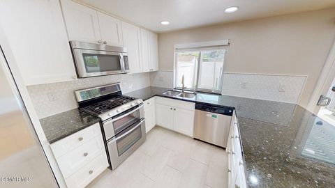 Photo of 336 Green Moor Place, Thousand Oaks, CA 91361 (MLS # 226002146)