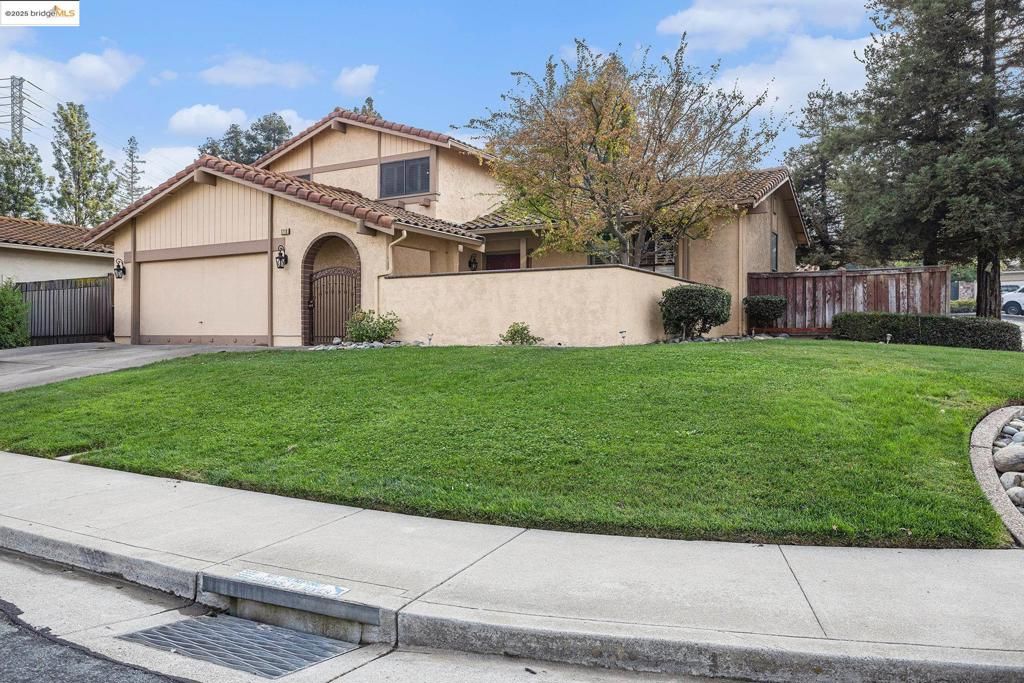 Photo of 1718 Yellowstone Dr Dr, Antioch, CA 94509 (MLS # 41118174)