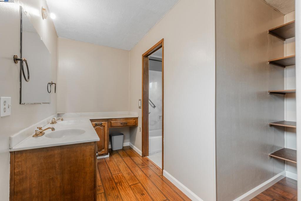 BAY WOOD - Residential