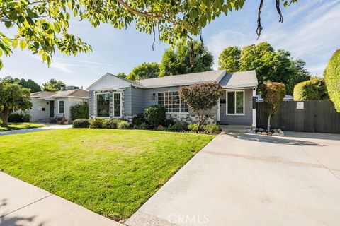 Photo of 6551 De Celis, Lake Balboa, CA 91406 (MLS # SR25266354)