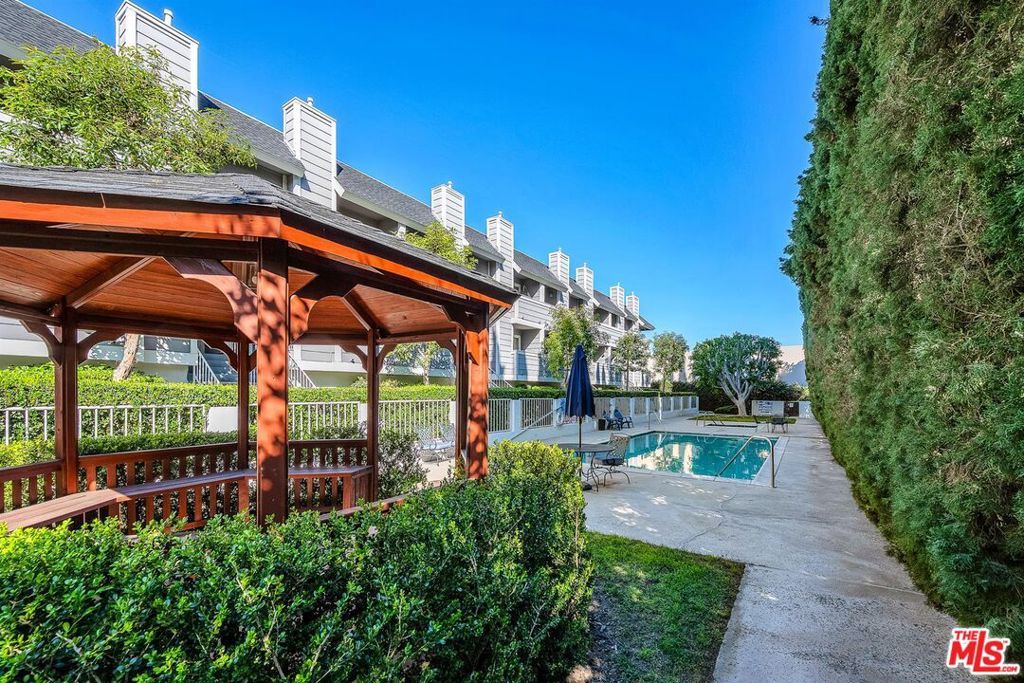 Photo of 13340 Burbank Boulevard #2, Sherman Oaks, CA 91401 (MLS # 26672253)