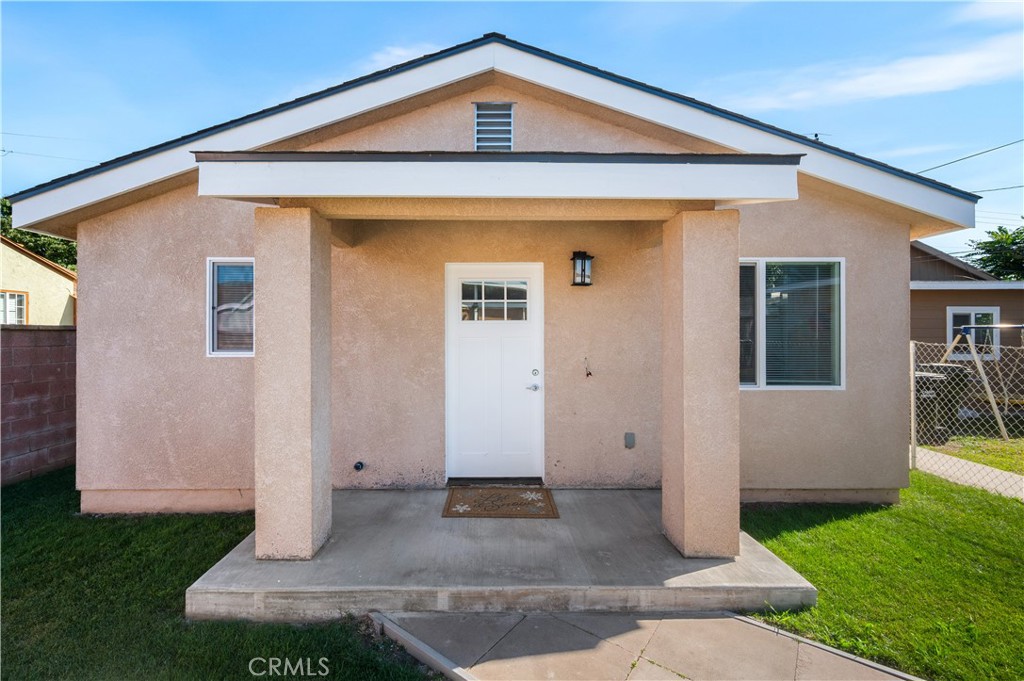 Be the first to live in this brand new 2-bedroom, 2-bathroom ADU located on a spacious, large lot in prime Downey. Optional fully furnished lease available or vacant—just bring your bags and move right in! One of the bedrooms is a large full en suite, complete with a private bathroom and a large walk-in closet for your convenience. Enjoy the open-concept layout featuring a bright living room and a modern kitchen equipped with a stove and dishwasher. The unit also has a dedicated laundry room. Step outside to a charming backyard—perfect for relaxing or entertaining. Conveniently situated near major freeways for an easy commute. Nice street with sidewalks - perfect for walking. The house is equipped with brand-new solar panels for maximum energy efficiency and reduced utility costs.