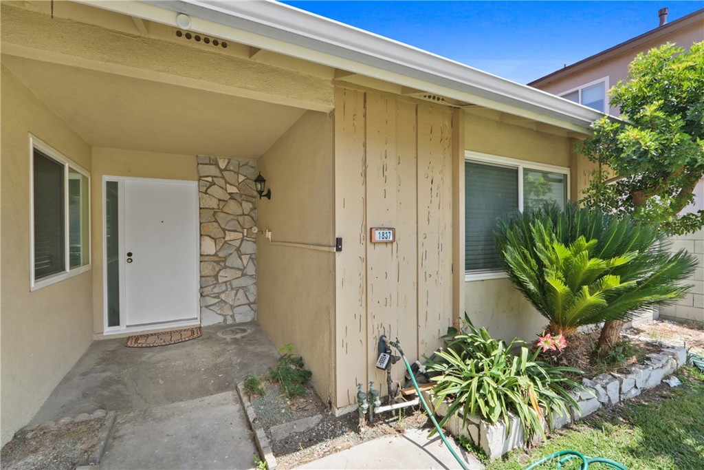 1837 E Denwall
