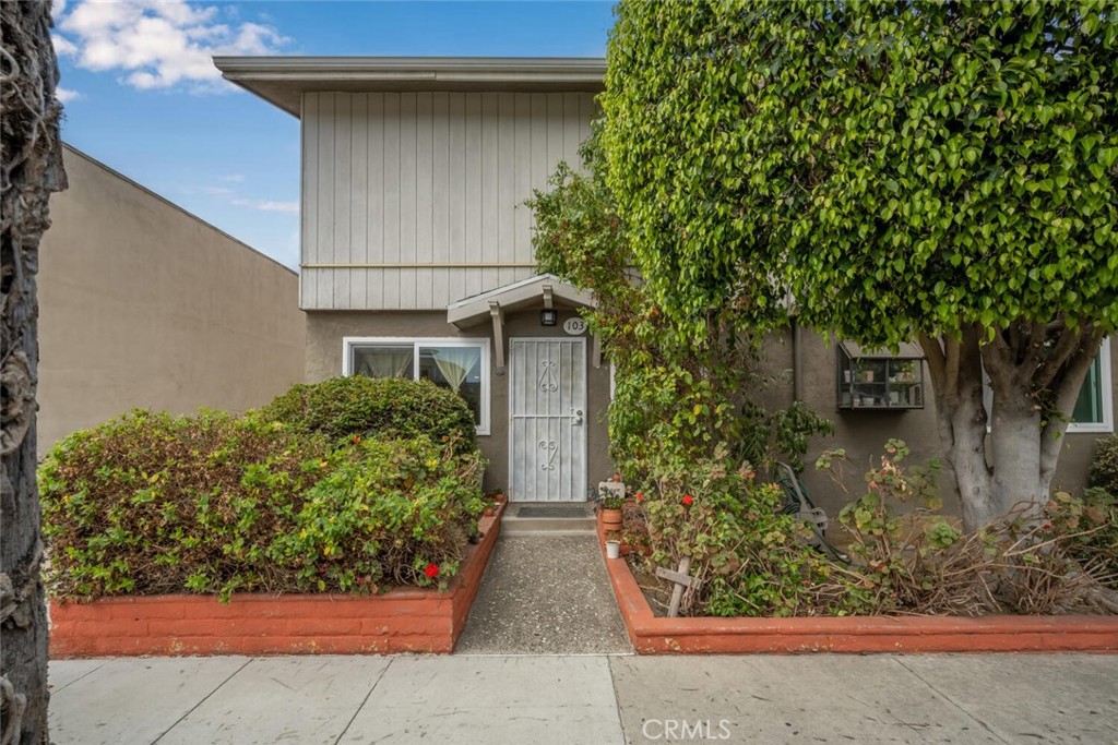 Desirable end-unit condo in a small, well-maintained complex in the highly sought-after Rose Park neighborhood! This 2-bedroom, 1.5-bath home features a beautifully remodeled kitchen (2018) with Quartz countertops and Jamestown Cherry cabinets. Wood flooring downstairs with tile flooring in the kitchen and bathrooms, along with double-pane windows throughout. Townhome-style layout offers privacy and comfort—perfect as a starter home. One secured parking space included. Conveniently located near major freeways for an easy commute, and just a little over a mile from the beach—making walking or biking a great option. Don’t miss this opportunity!