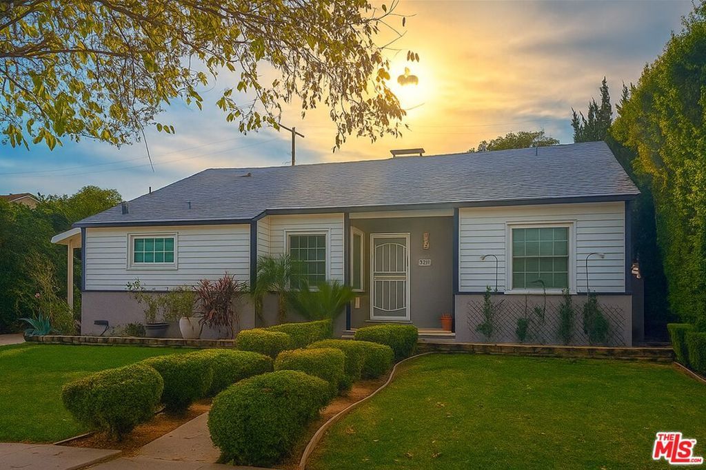 Photo of 8131 Paso Robles Avenue, Lake Balboa, CA 91406 (MLS # 25617225)