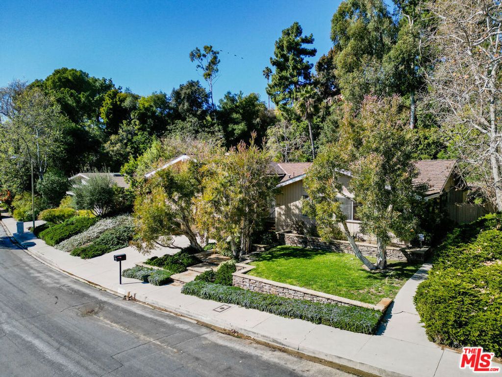 Photo of 13443 Bayliss Road, Los Angeles, CA 90049 (MLS # 25564337)