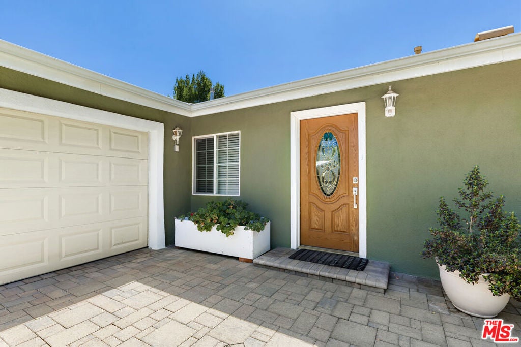 Photo of 20628 Clark Street, Woodland Hills, CA 91367 (MLS # 26104387)