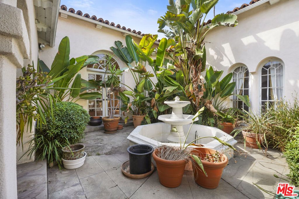 Photo of 609 S Highland Avenue, Los Angeles, CA 90036 (MLS # 25603081)