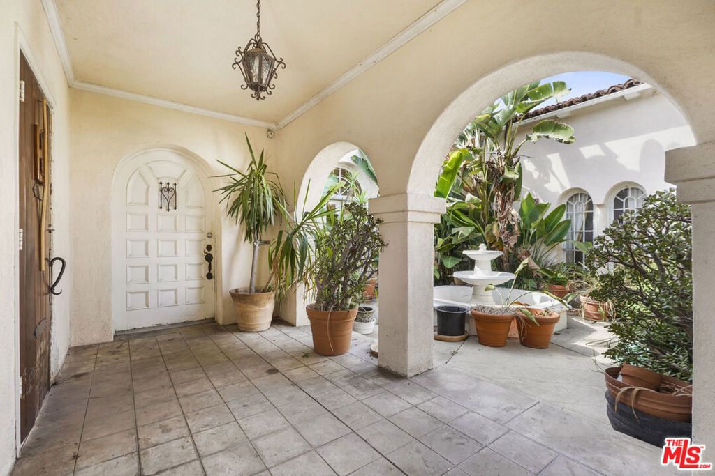 Photo of 609 S Highland Avenue, Los Angeles, CA 90036 (MLS # 25603081)